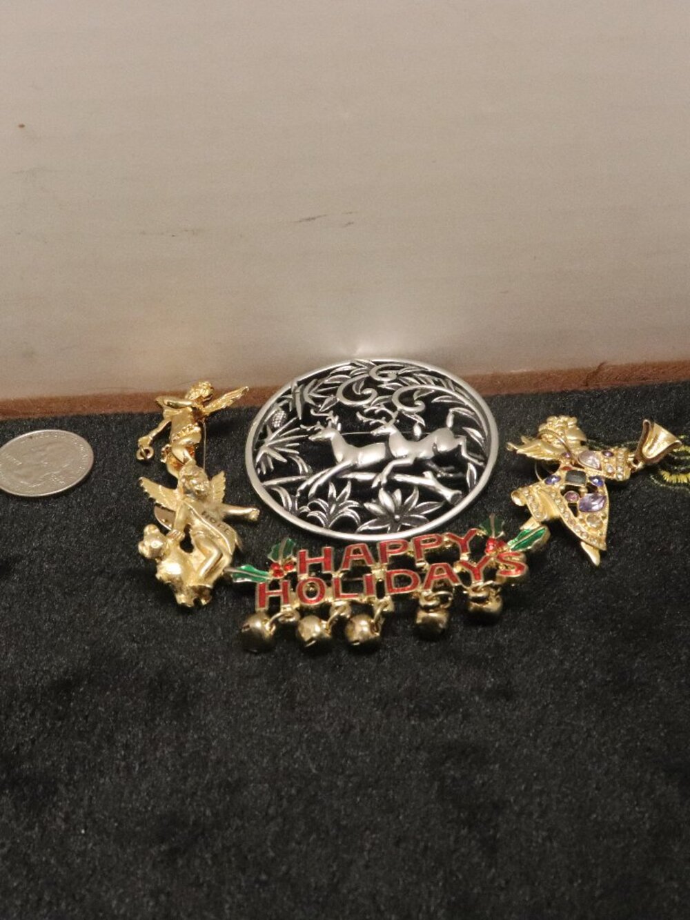 Women's Lot of 5 Christmas pins (brooches) of Most of Gold Tone Angels